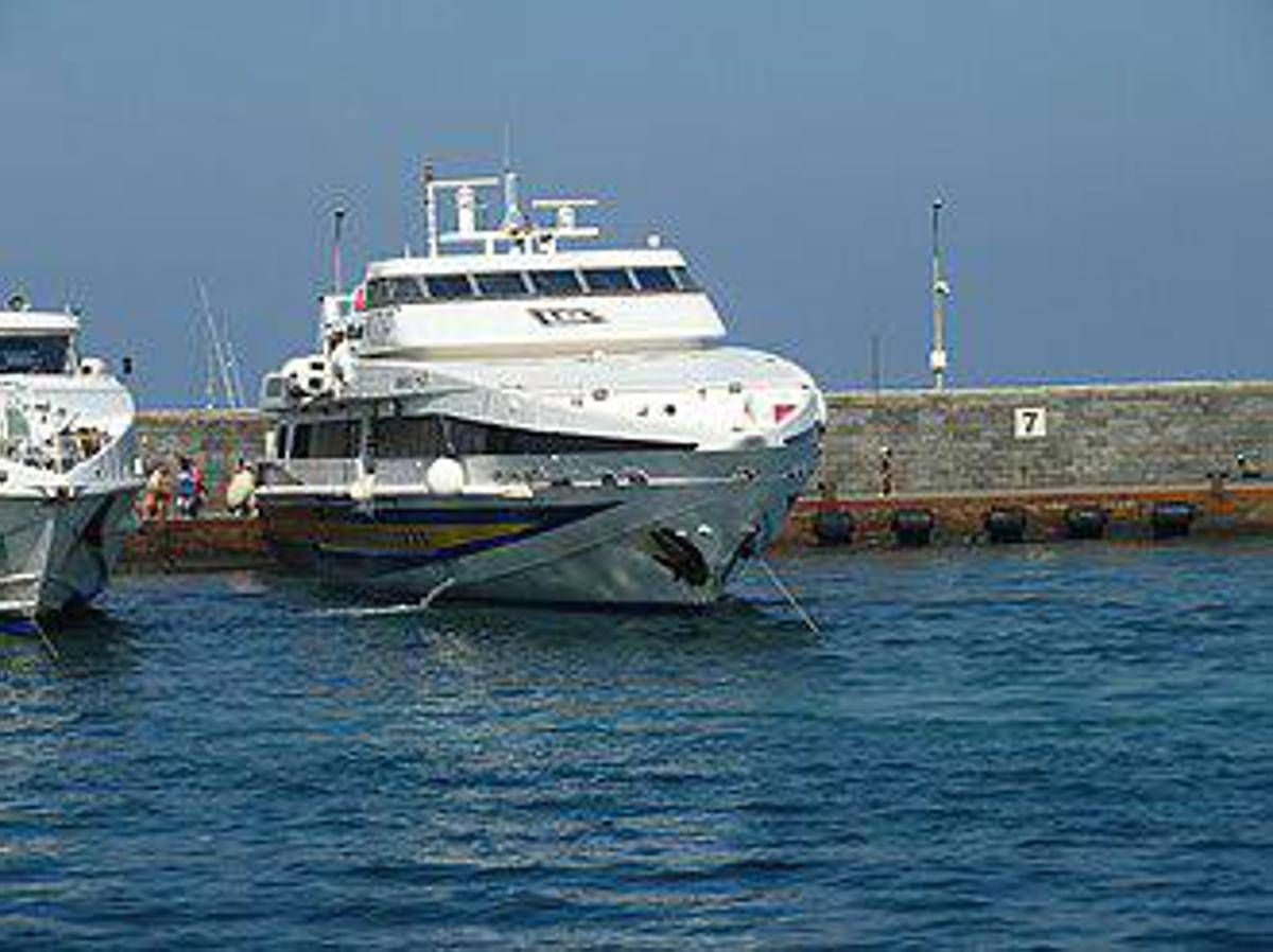 Mare forza 4, scoppiano finestrini sul traghetto veloce Napoli-Capri - 