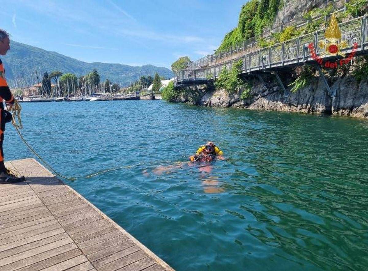 Si tuffa nel lago di Como e non riemerge, morto 15enne - 