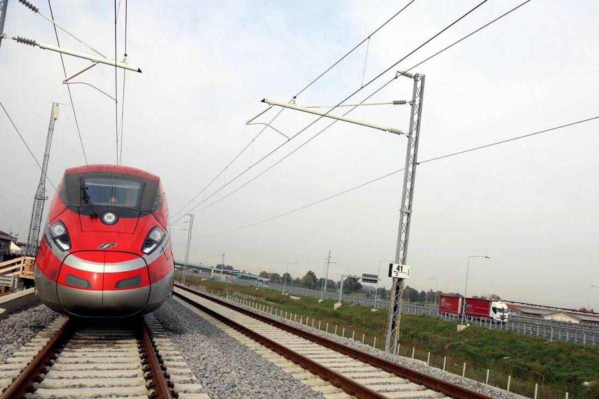 Milano-Bologna, ritardi fino a 2 ore sull'alta velocità per la presenza di persone sui binari - 