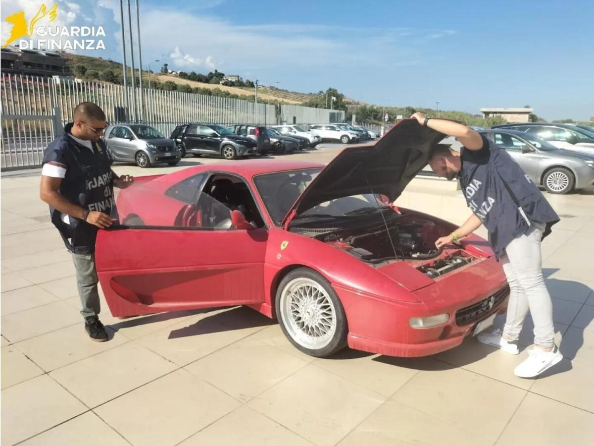 Catanzaro, confiscata una falsa Ferrari F355 GTS con design Pininfarina - 