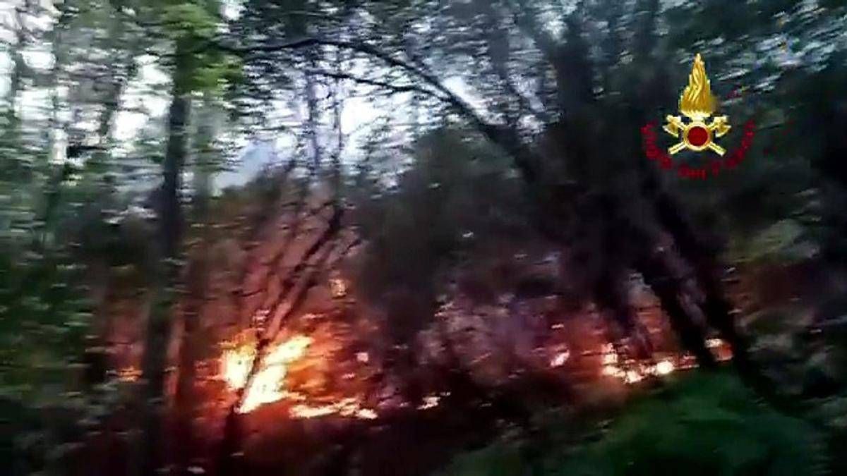 Incendio tra Lucca e Pisa, canadair in azione e abitazioni evacuate ad Asciano - 