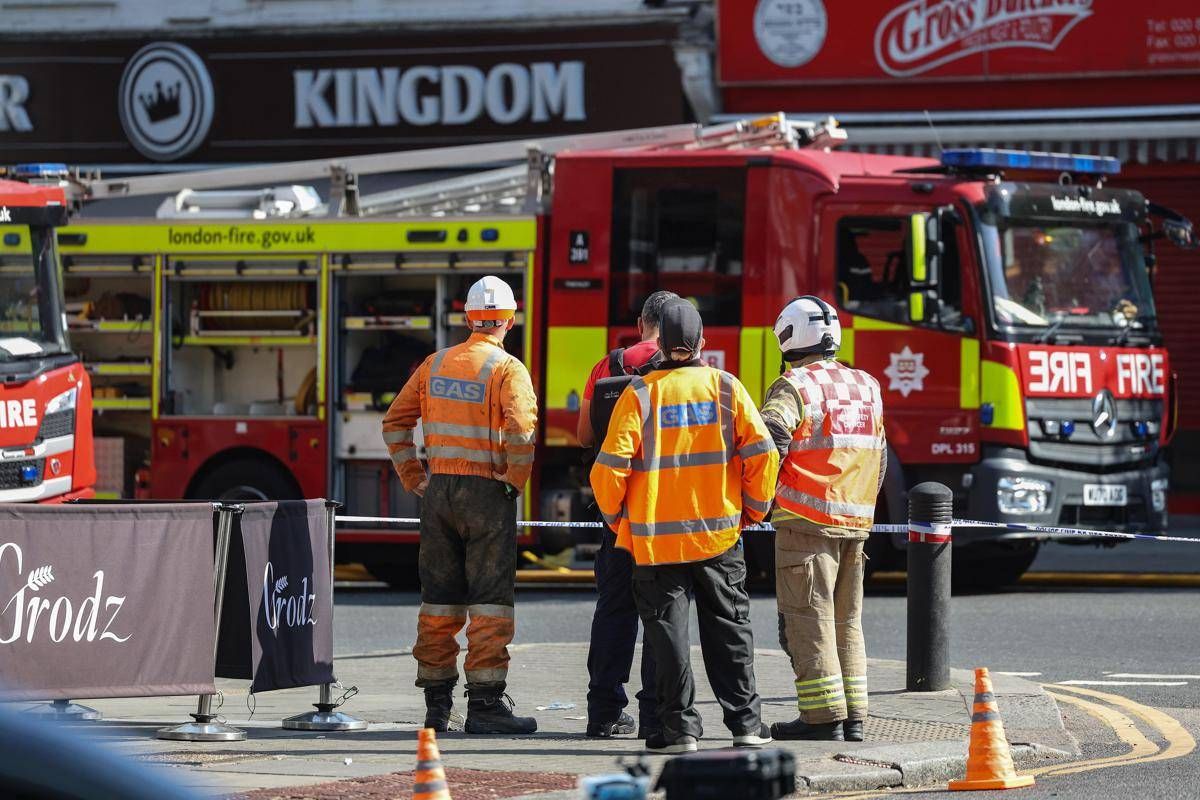 Londra, incendio in supermercato Kosher: 100 pompieri in campo - 