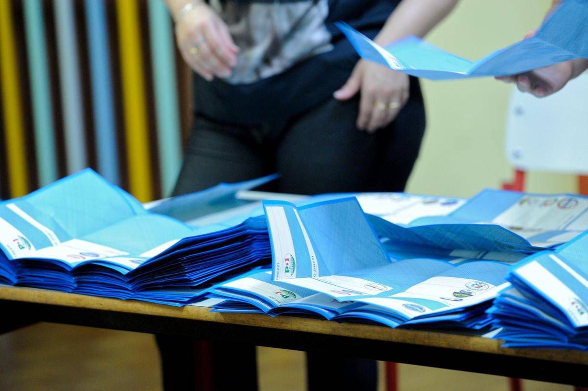 Sondaggio politico, Fratelli d'Italia cresce e Pd cala - 