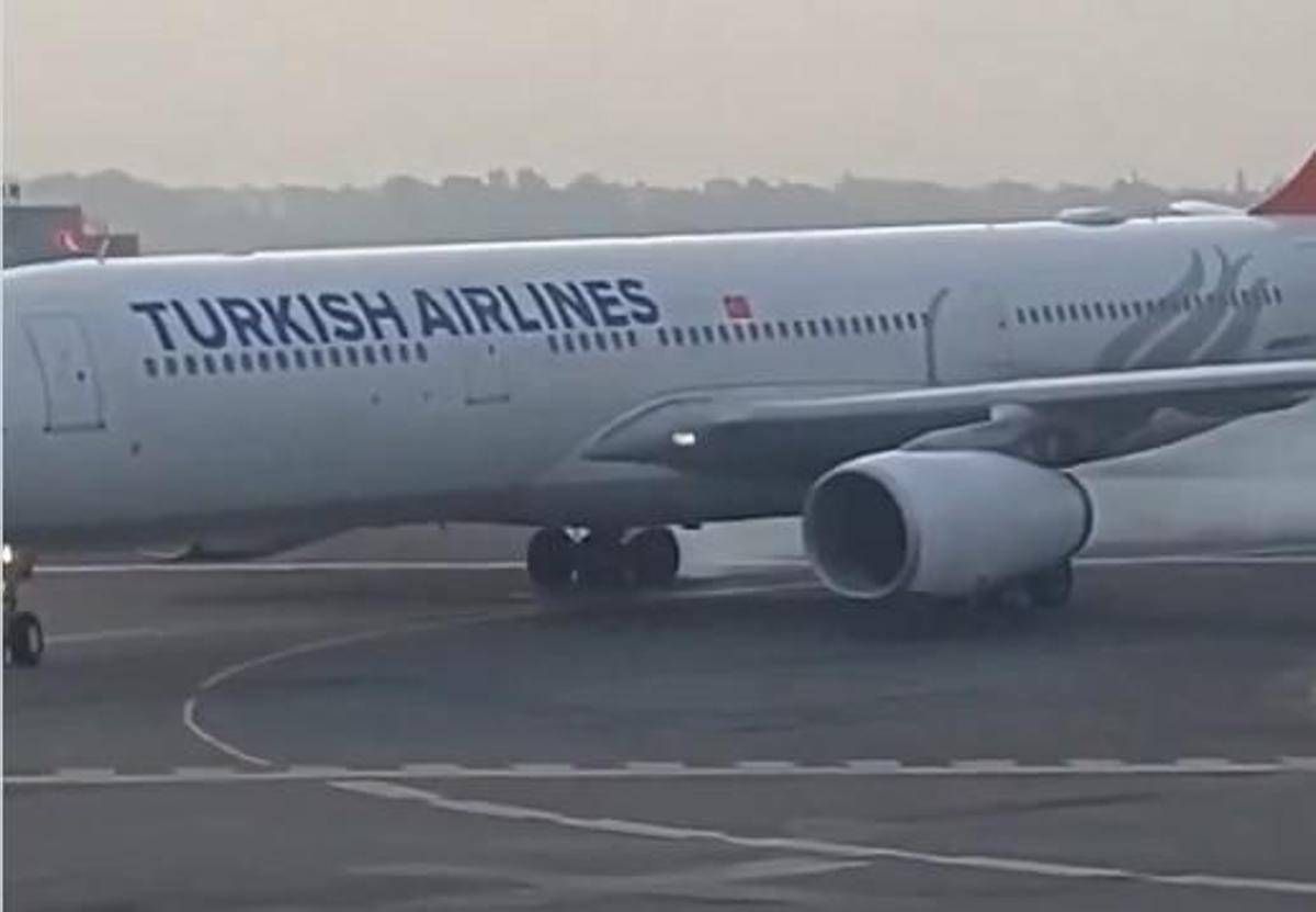 Aereo prende fuoco dopo atterraggio a Kathmandu in Nepal - 