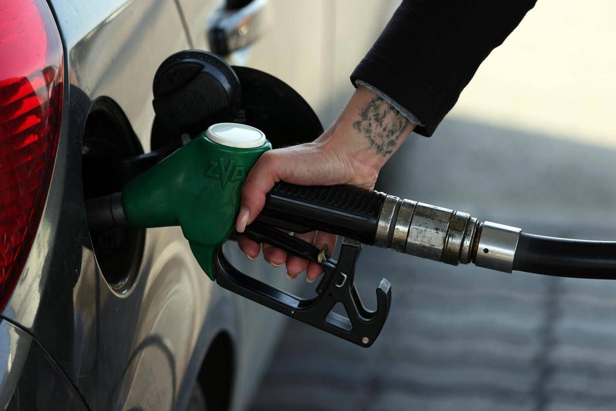 Prezzi carburanti: la benzina aumenta ancora, in calo il diesel - 
