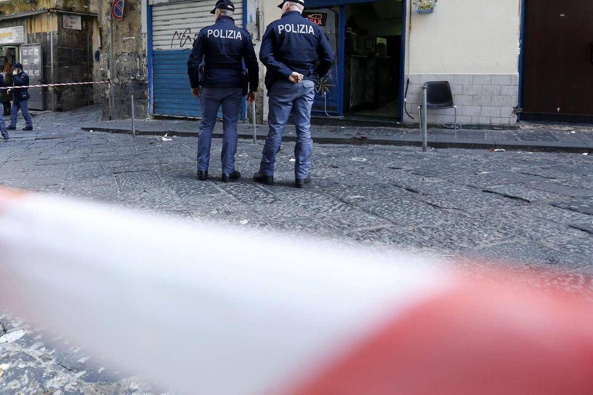 Lite tra ragazzini in centro a Napoli, accoltellato 14enne: 15enne fermato per tentato omicidio - 