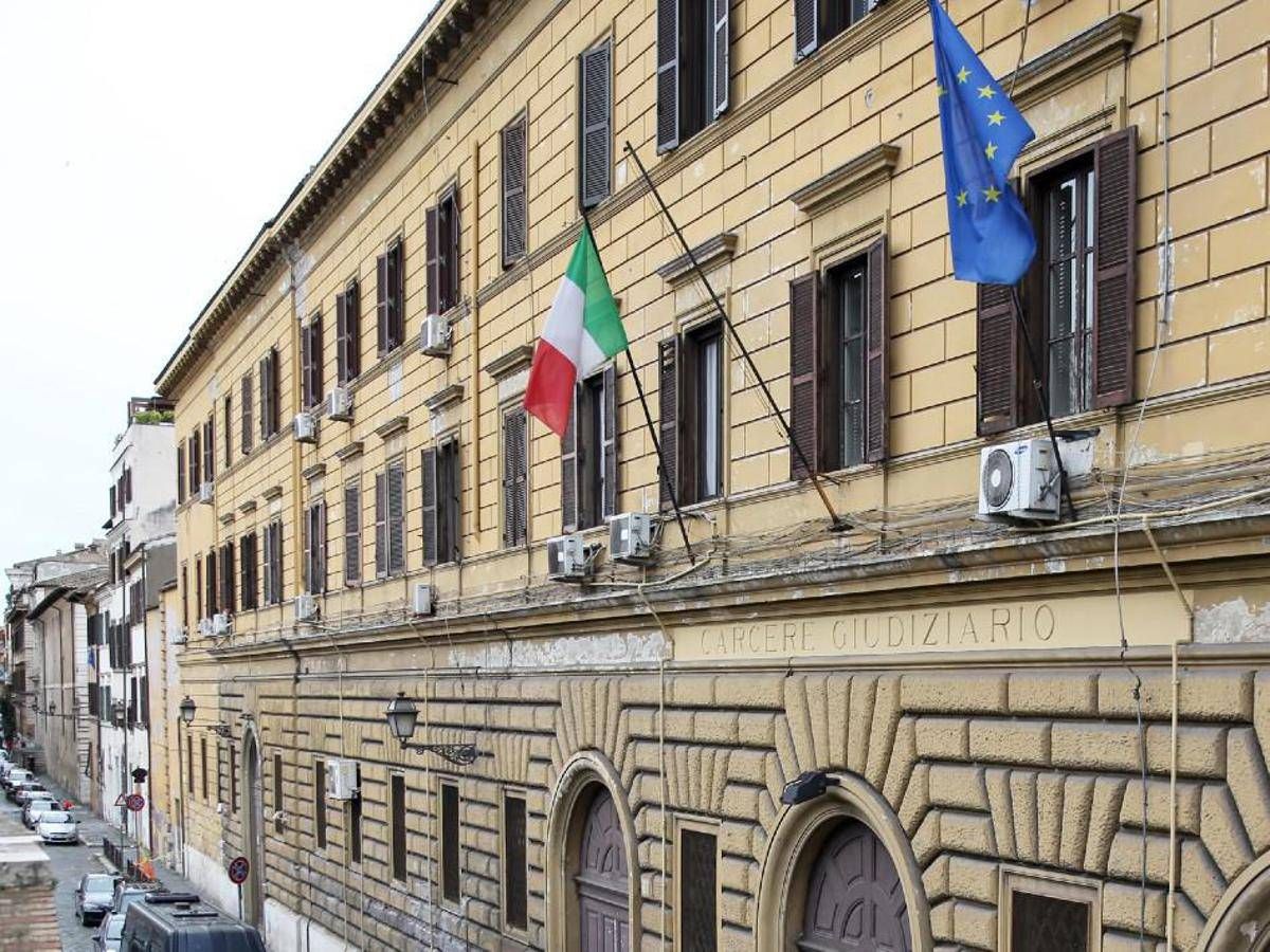 Roma, entra in casa della ex e accoltella un amico - 