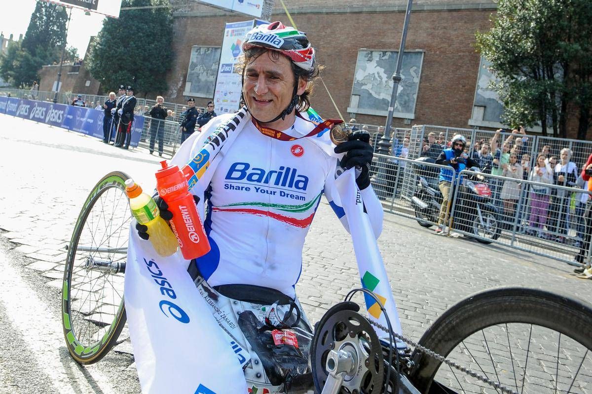 Oggi i funerali di Alex Zanardi a Padova: persone in coda da ore, la sua handbike sull'altare - 