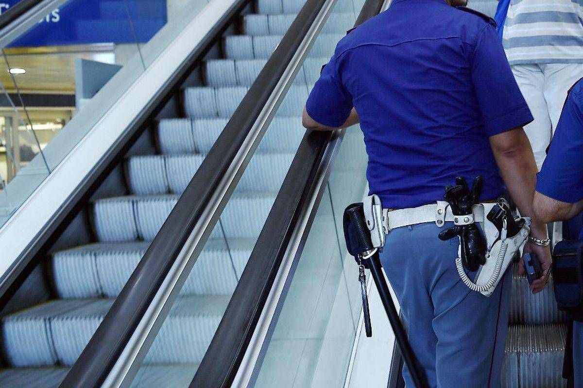 Milano, rissa tra 10 persone in stazione Certosa: 23enne accoltellato muore nella notte - 