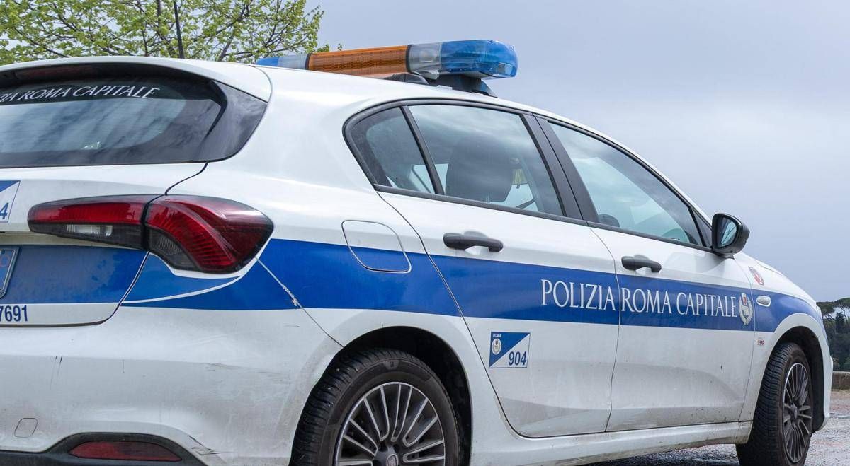 Roma, due bambini lasciati soli in auto in centro: denunciata la madre - 
