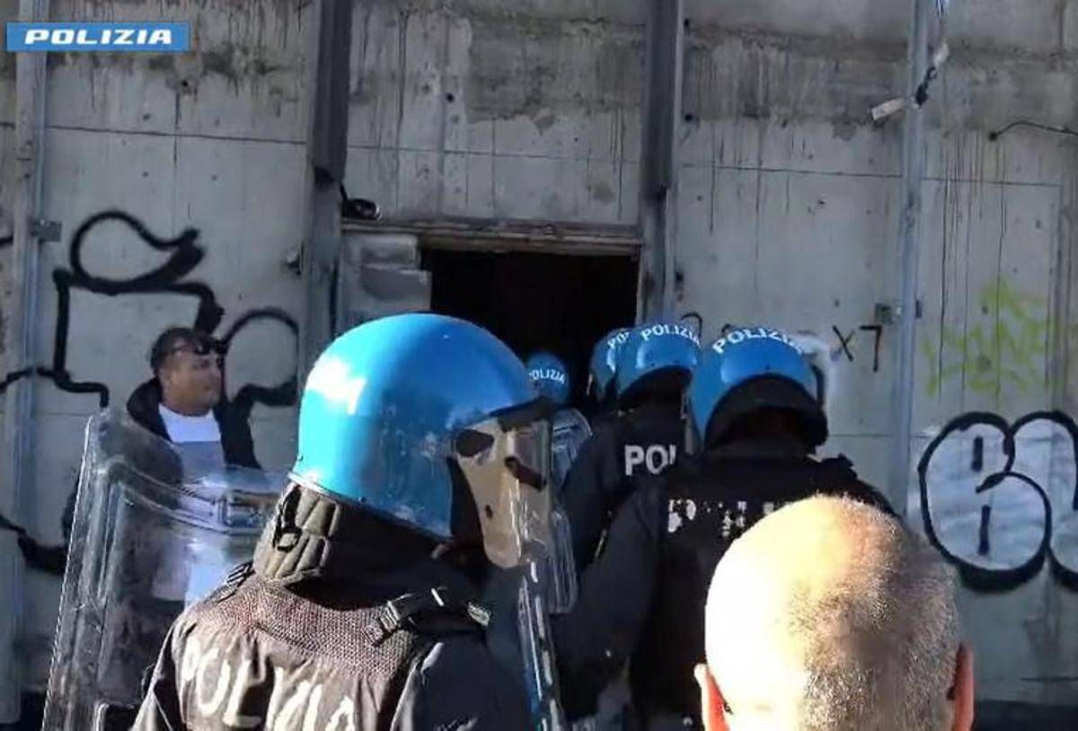 Adescata, segregata e costretta a violenze sessuali di gruppo per tre giorni: 5 fermi a Roma - 