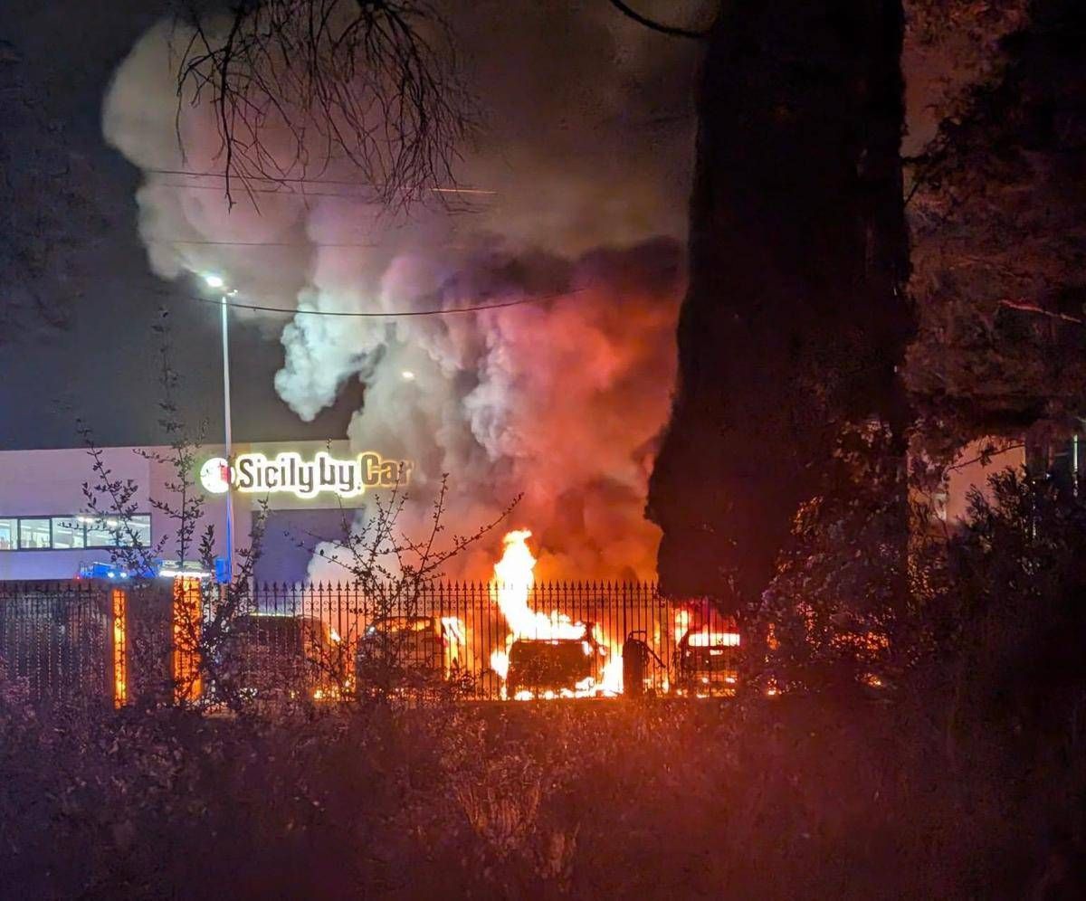 Palermo, incendio in azienda di noleggio auto: a fuoco una decina di mezzi - 