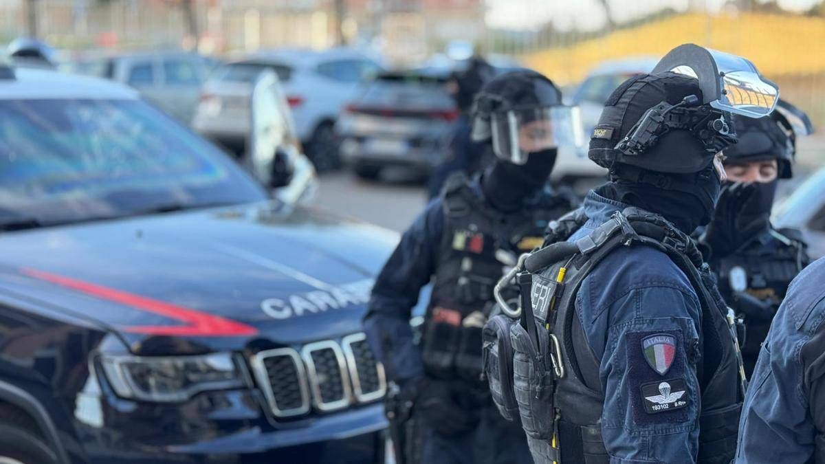 Blitz antidroga tra Ostia e Fiumicino: controlli dei Carabinieri con elicottero e unità cinofile nelle zone dello spaccio - 