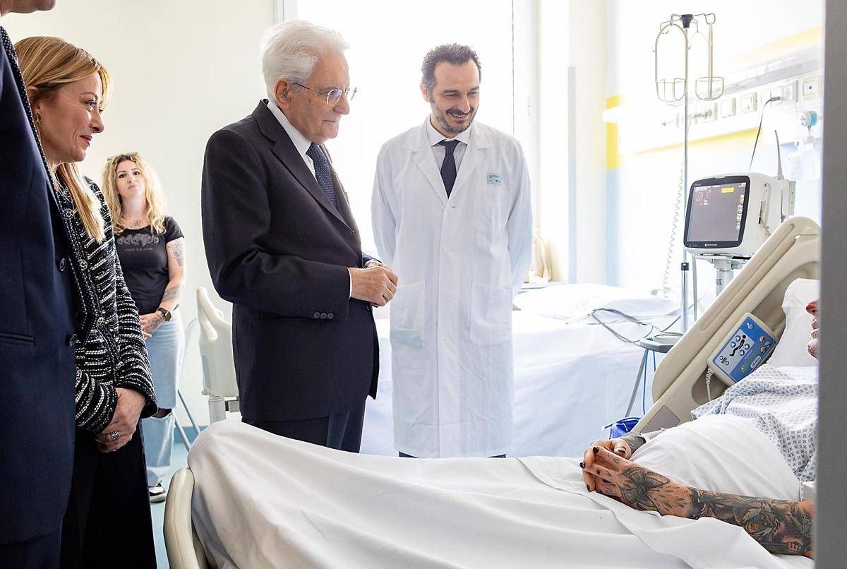 Auto sulla folla a Modena, cinque feriti ancora ricoverati: Mattarella e Meloni in visita - 