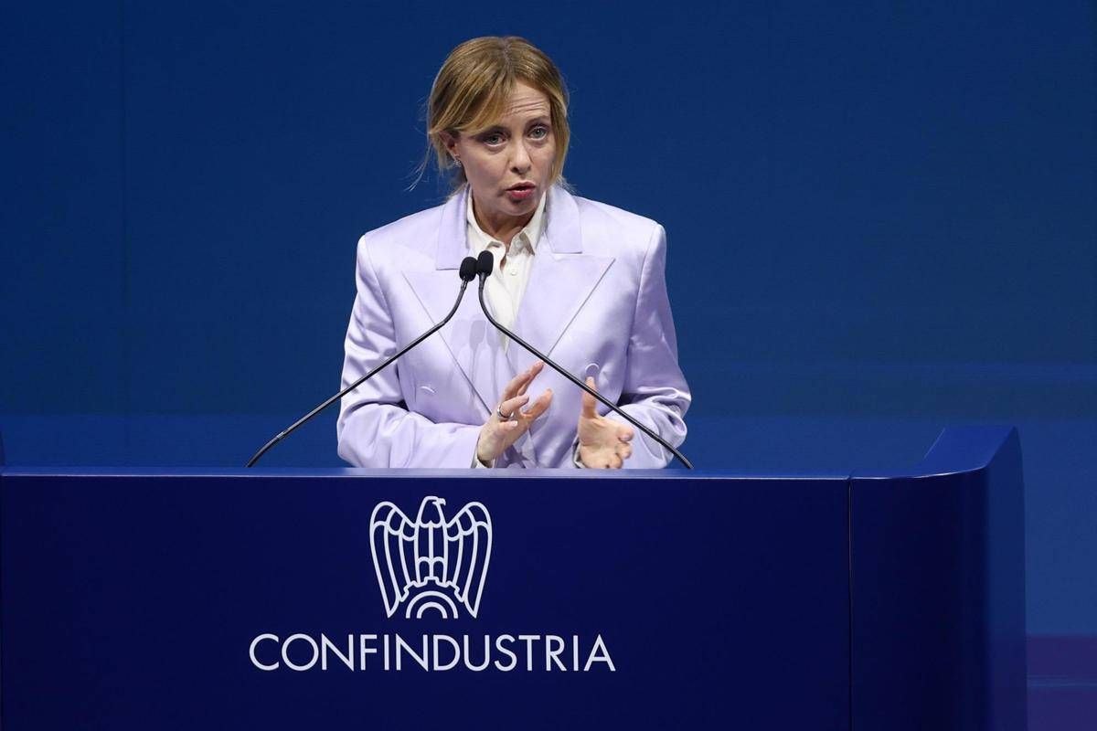 Meloni cita Virgilio all'assemblea di Confindustria: "Così si sale alle stelle" - 