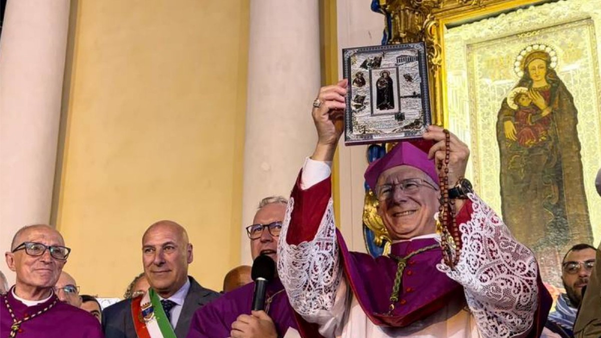 Consegna Icona Madonna al Cardinale Reina - Michele Affidato - Foto Uff. Stampa Michele Affidato 11.05.2026