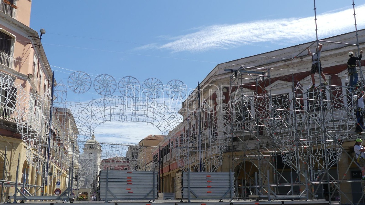 Allestimento Palco Piazza Pitagora - Crotone - Foto redazione 13.05.2026