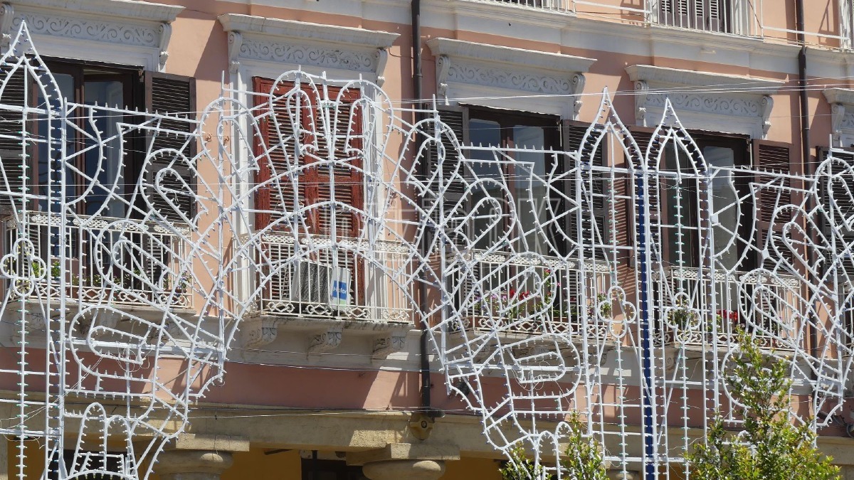 Allestimento Palco Piazza Pitagora - Crotone - Foto redazione 13.05.2026