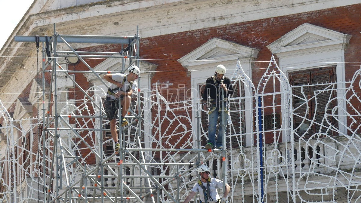 Allestimento Palco Piazza Pitagora - Crotone - Foto redazione 13.05.2026