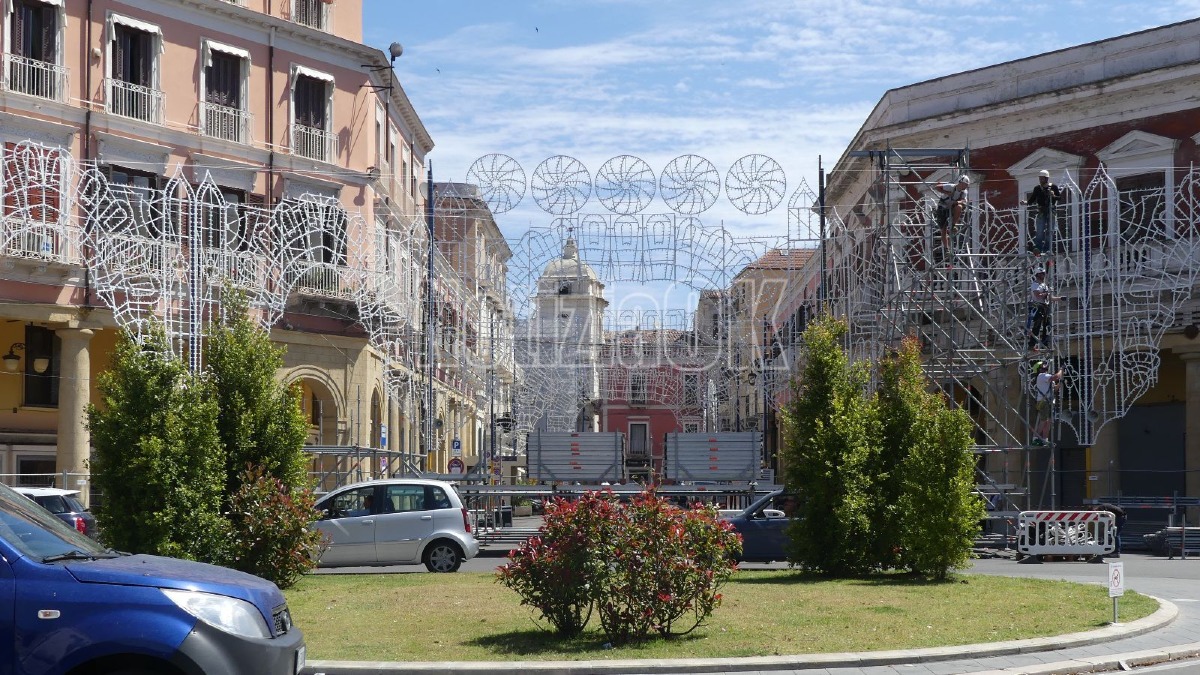 Allestimento Palco Piazza Pitagora - Crotone - Foto redazione 13.05.2026
