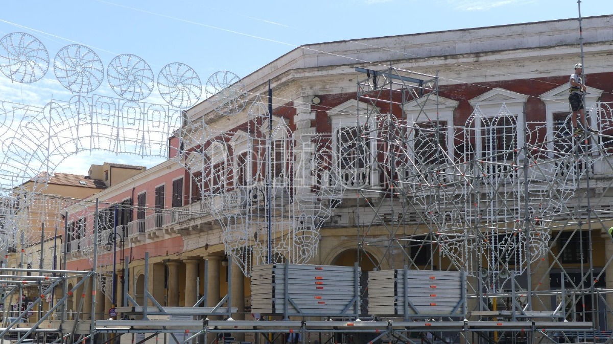 Allestimento Palco Piazza Pitagora - Crotone - Foto redazione 13.05.2026