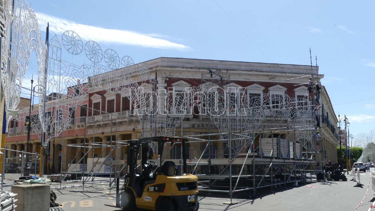Allestimento Palco Piazza Pitagora - Crotone - Foto redazione 13.05.2026