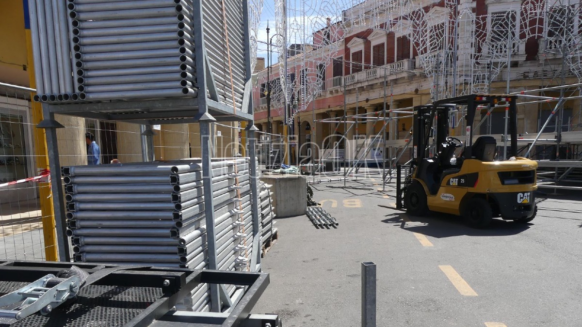 Allestimento Palco Piazza Pitagora - Crotone - Foto redazione 13.05.2026