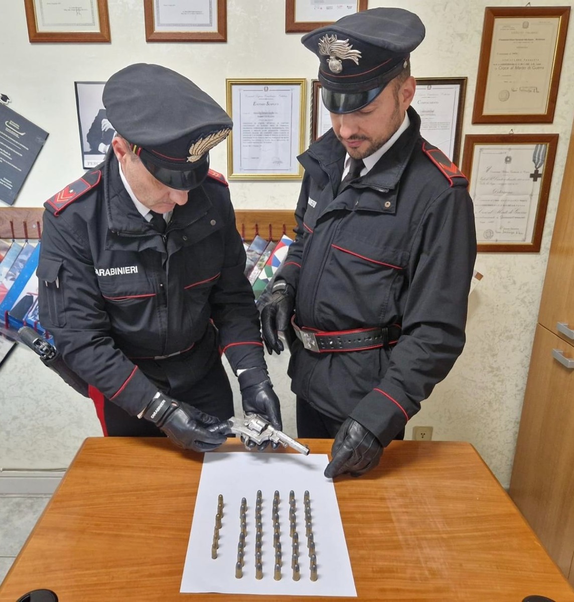 Sequestro Revolver - Sersale - Foto Uff. Stampa Carabinieri Catanzaro 22.05.2026