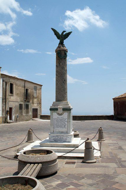 Monumento ai caduti Strongoli (U.S. Rotaract Strongoli 29.5.2026)