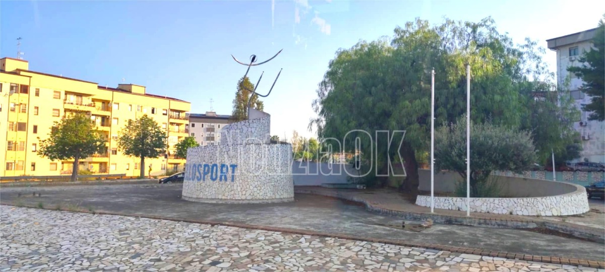 Nei Quartieri di Crotone - Piazza Gandhi tra degrado e perdita di decoro urbano - Foto: Redazione 