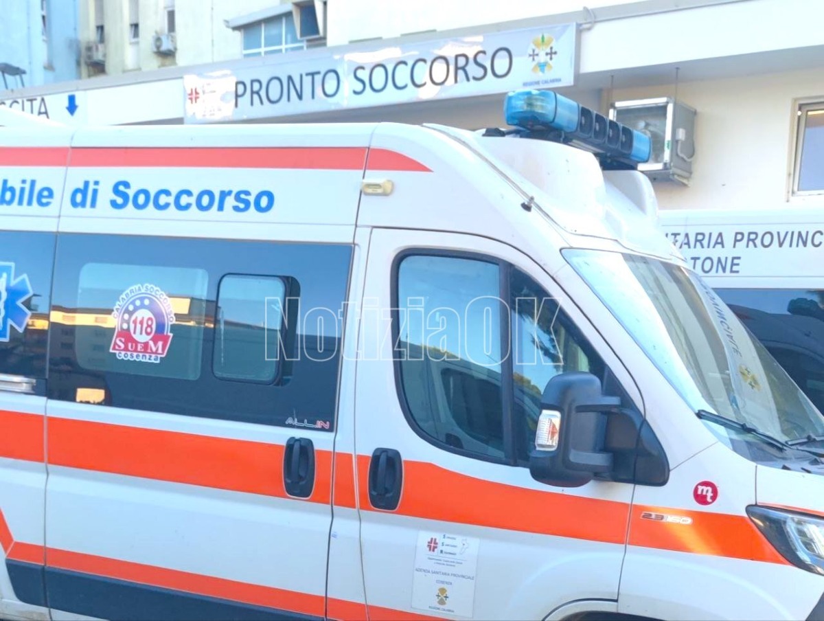 Crotone - Anziano cade per strada, soccorso dai passanti: ambulanza arriva dopo quasi un’ora - 