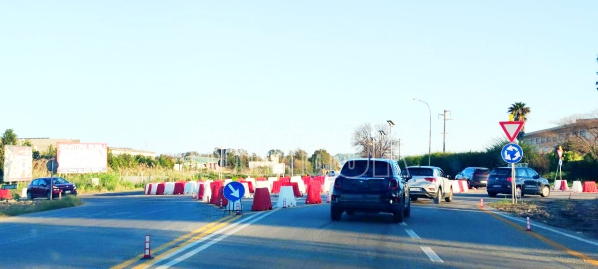 Crotone, rotatoria sulla S.S. 106 a “Le Spighe”: lavori in corso ma c'è la data di fine intervento - Foto: Redazione 