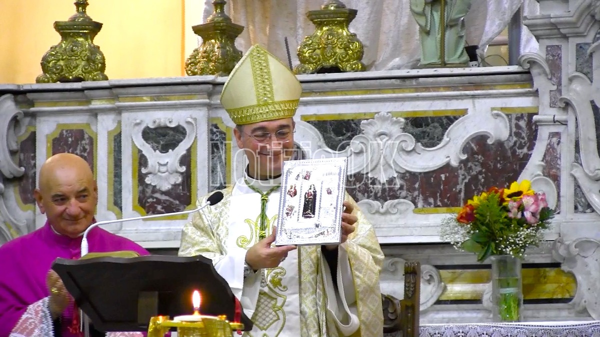 Michele Affidato celebra la Madonna di Capocolonna con un bassorilievo simbolico - Foto: Redazione 