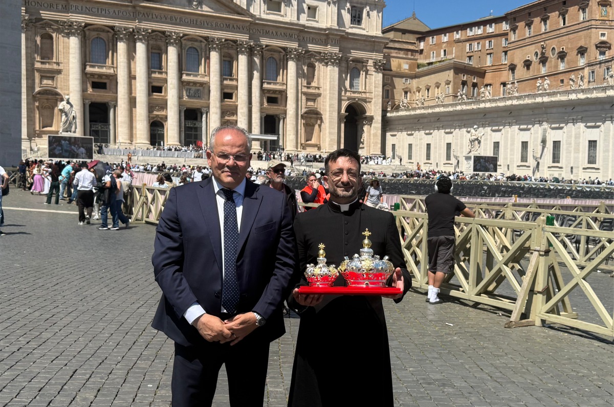 Papa Leone XIV benedice le corone per la Madonna del Voto realizzate da Affidato - Foto Uff. Stampa Michele Affidato 