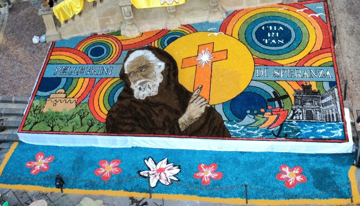 Paola si prepara all’Infiorata del Corpus Domini: volontari al lavoro in Corso Garibaldi - Foto Uff. Stampa Comune di Paola 