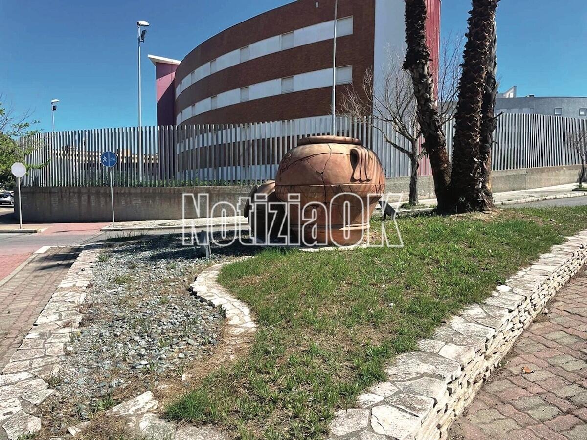 Crotone quando l’arredo urbano diventa gioco: giar-puzzle in via Gioacchino da Fiore  - Foto: Redazione 