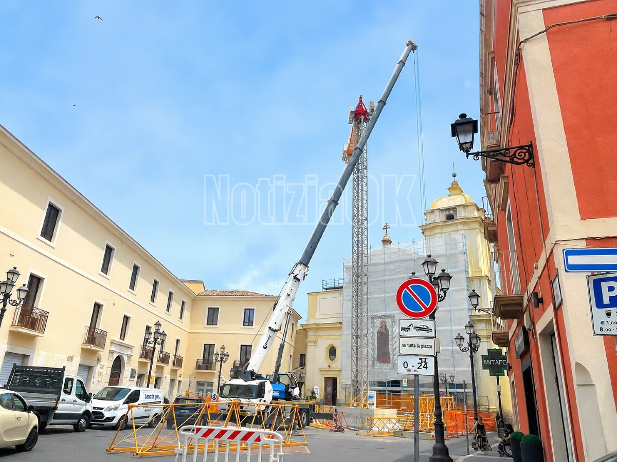 Crotone - La grande gru svetta sul Duomo: partono i lavori per il nuovo tetto della Cattedrale - Foto: Redazione 