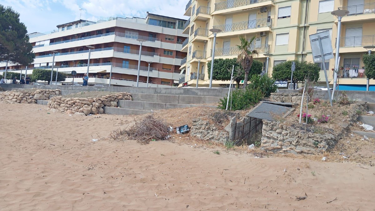 Crotone - Spiagge con rifiuti ingombranti, Pedace scrive a Comune e Akrea - Foto: Telemaco Pedace