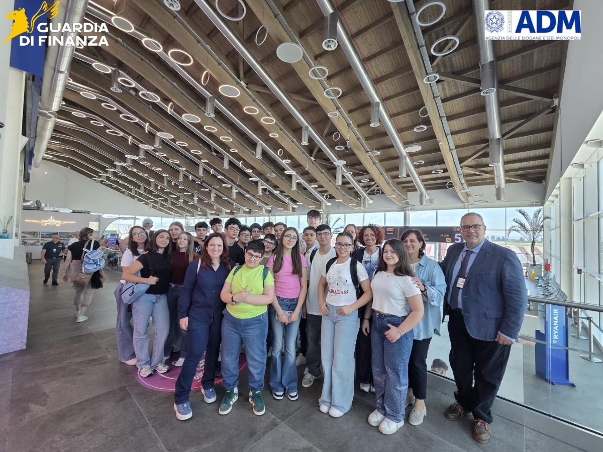 Studenti “doganieri per un giorno” all’aeroporto di Lamezia Terme - Foto: Uff. Stampa Guardia di Finanza