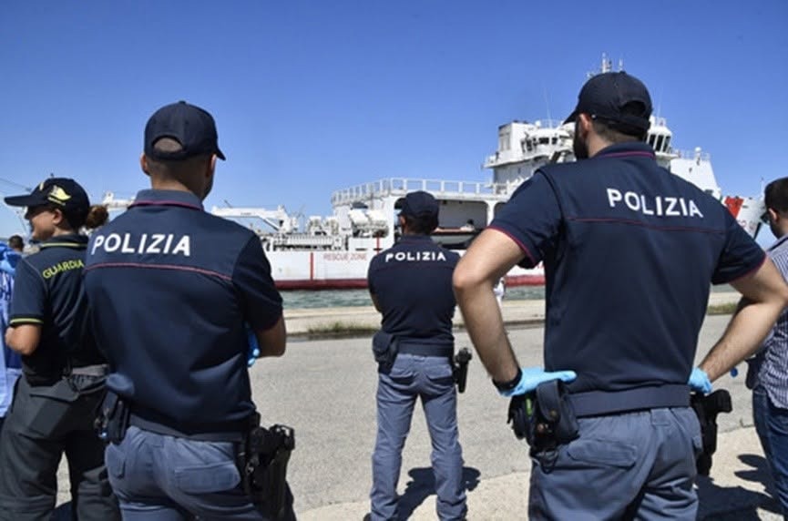Crotone, due sbarchi in tre giorni: il Questore emette 21 respingimenti - Foto Uff. Stampa Questura di Crotone
