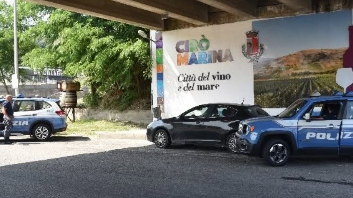 Cirò Marina, maxi operazione della Polizia: identificati quasi 700 cittadini - Foto Uff. Stampa Questura di Crotone 