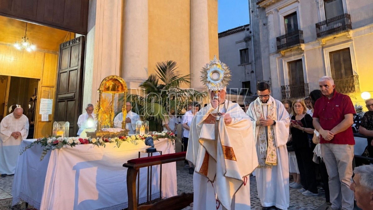 (VIDEO) Corpus Domini, la fede attraversa Crotone: dall’ospedale al tribunale con Gesù Eucaristia - 