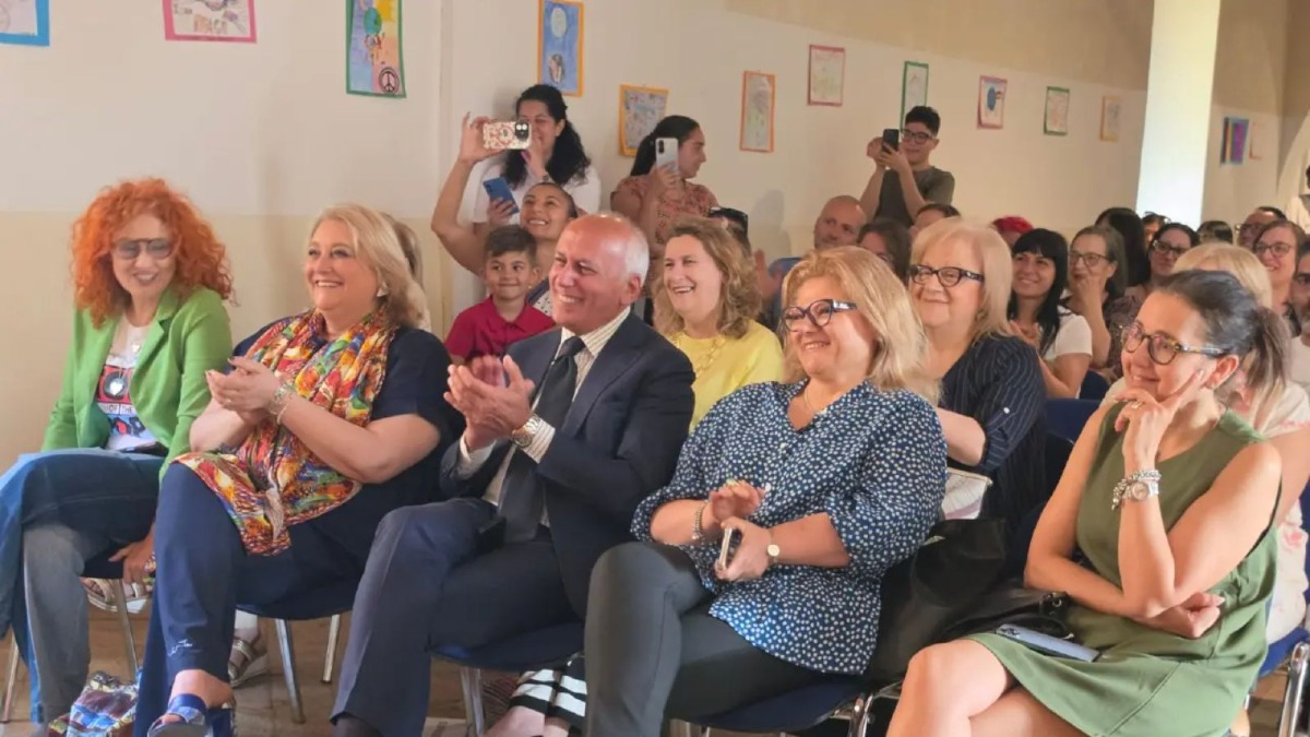 Cosenza - Franz Caruso agli alunni della Tavolaro: “I giovani sono il presente e il futuro” - Foto Uff. Stampa Comune di Cosenza 