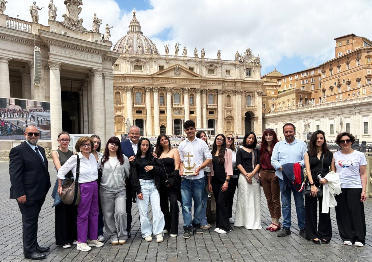 Benedetta da Papa Leone XIV l’Ancora Trinitaria realizzata dagli studenti di San Giovanni in Fiore con Affidato - Foto Uff. Stampa Michele Affidato 