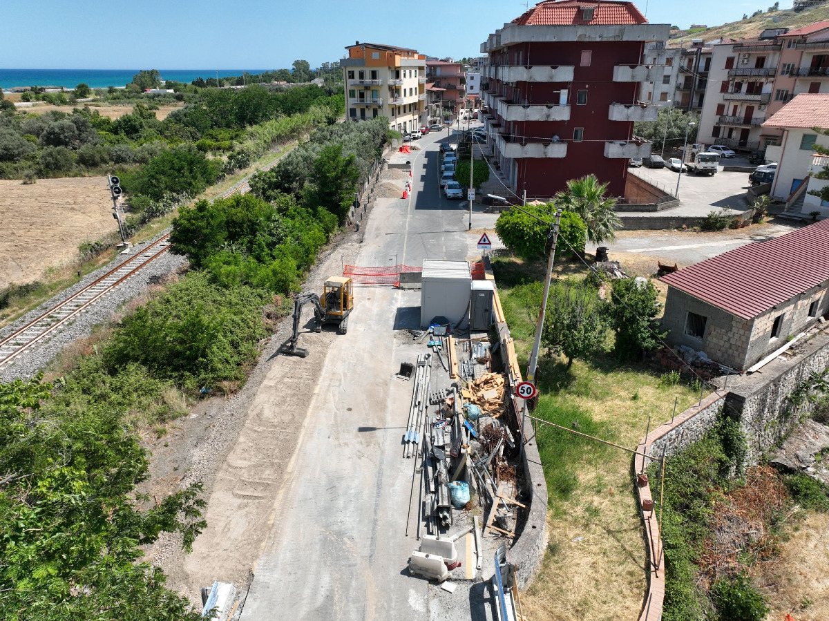 (Foto) S.S. 106, a Badolato avanzano i lavori di messa in sicurezza del tratto - Foto: Ufficio stampa Basta Vittime Sulla Strada Statale 106