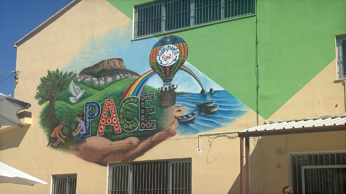Pietrapaola, alla scuola primaria nasce il Murales della Pace: arte e bellezza per educare i bambini - Foto: Uff. Stampa Comune di Pietrapaola