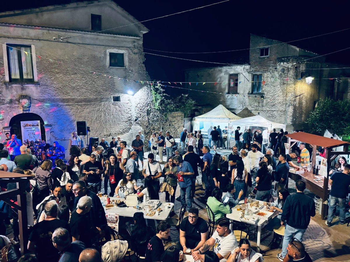 Casali del Manco - Perito in festa, grande successo per la prima serata della Sagra della Polpetta - Foto Uff. Stama Comune di Casali del Manco