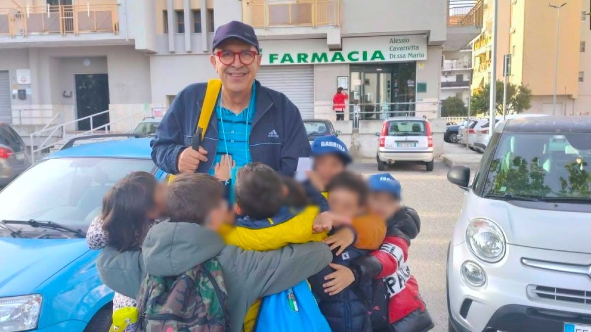 (VIDEO) “Maestro, ci mancherai”: l’abbraccio degli alunni a Giuseppe Sestito dopo 40 anni di scuola - 