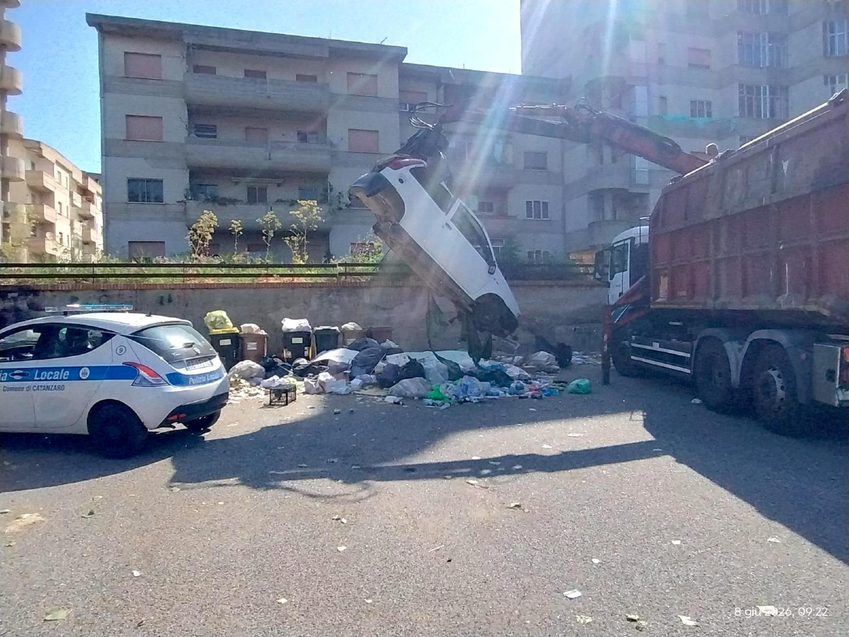 Decoro urbano a Catanzaro, rimossi 16 auto e 3 moto abbandonate - Foto: Comune di Catanzaro