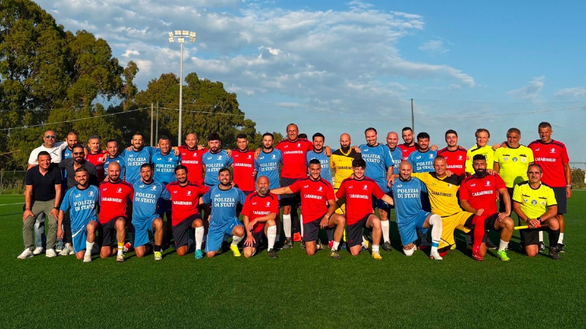 Catanzaro, Polizia e Carabinieri in campo per una serata di sport e amicizia - Foto Uff. Stampa Questura 